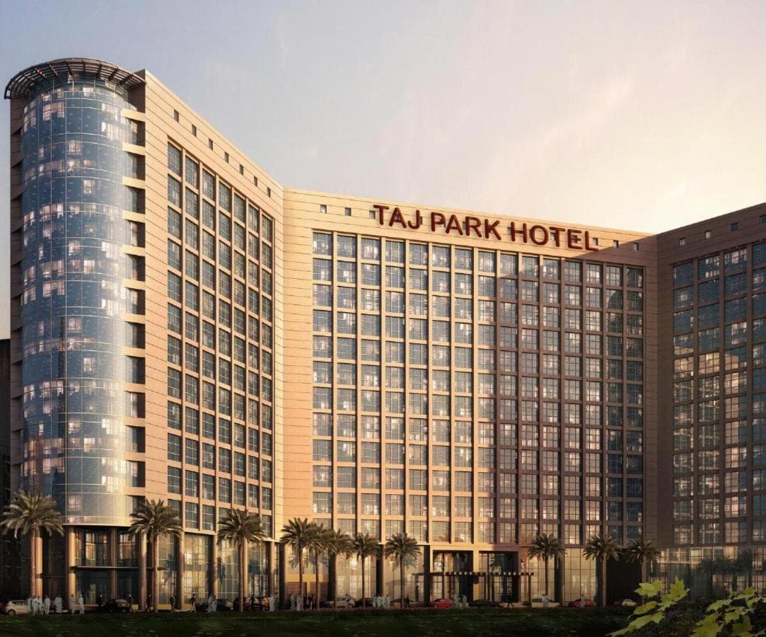 Pamja e jashtme e Taj Park Hotel në Mekë, me emrin e hotelit mbi hyrje