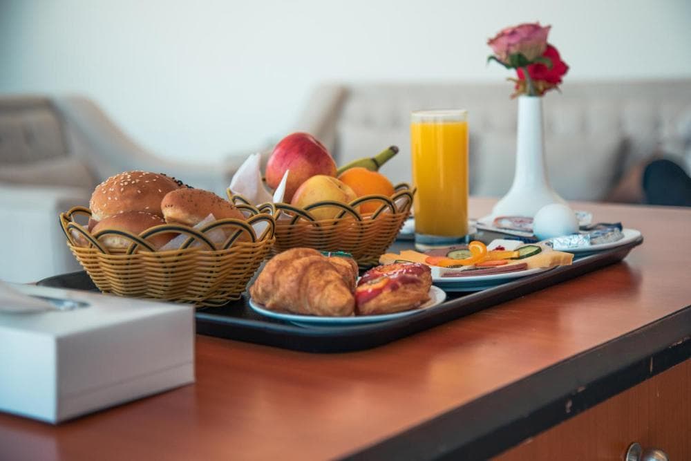 Mëngjesi në Taj Park Hotel: bukë, fruta dhe lëng portokalli