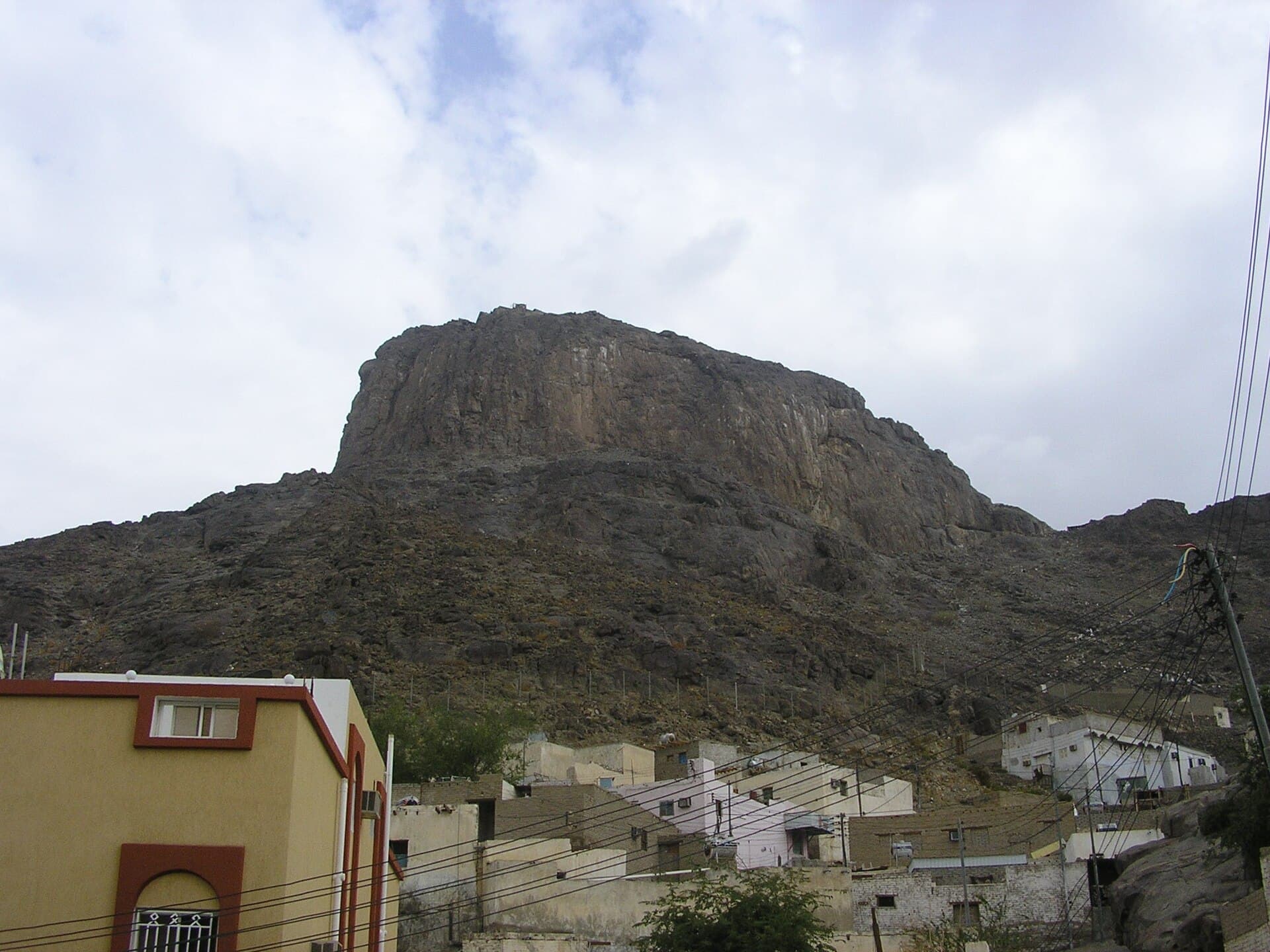Xhebeli Nur, mali i Shpellës Hira, mbi shtëpitë e Mekës
